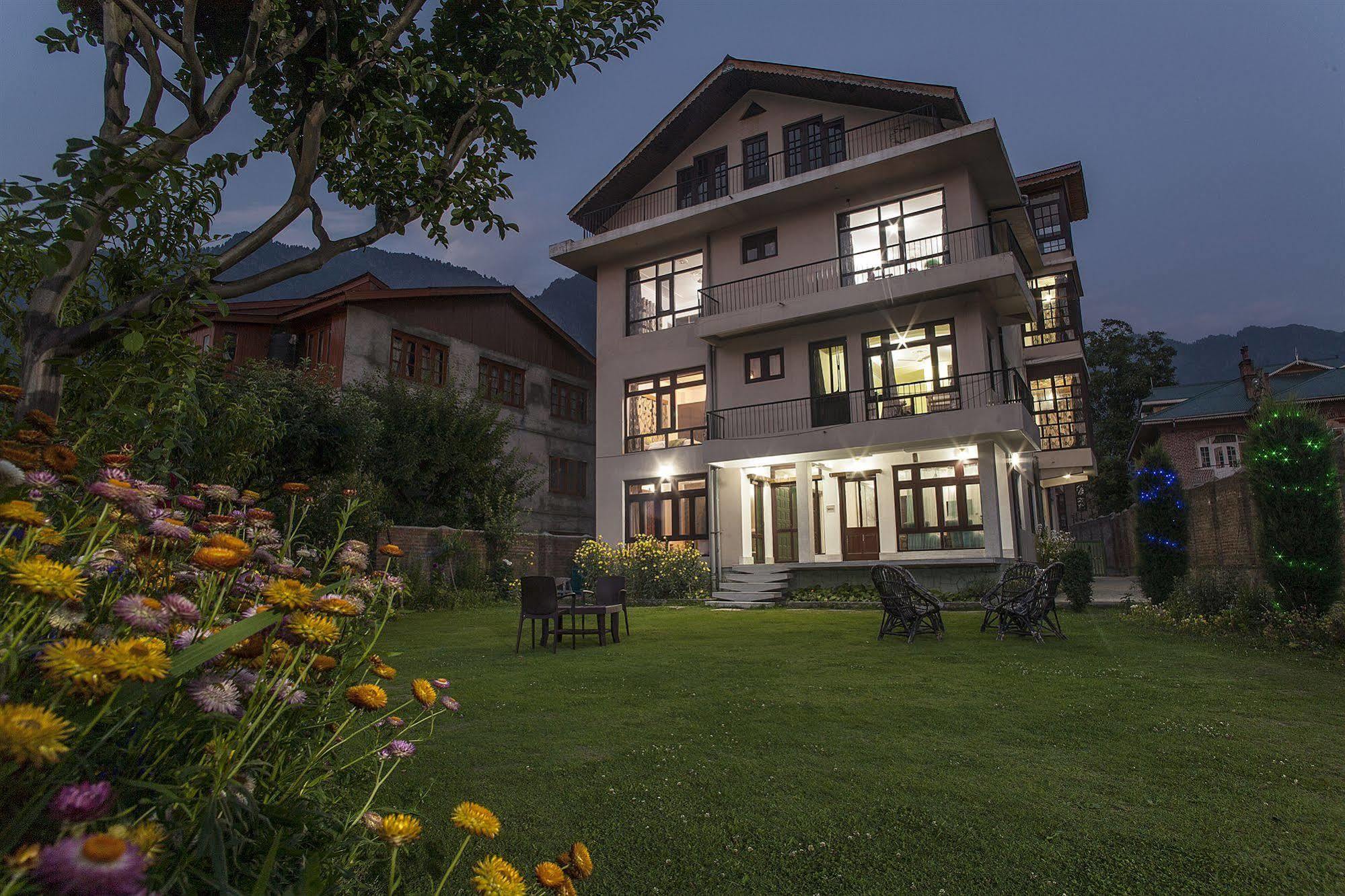 Sheesha Residency Hotel Srīnagar Buitenkant foto