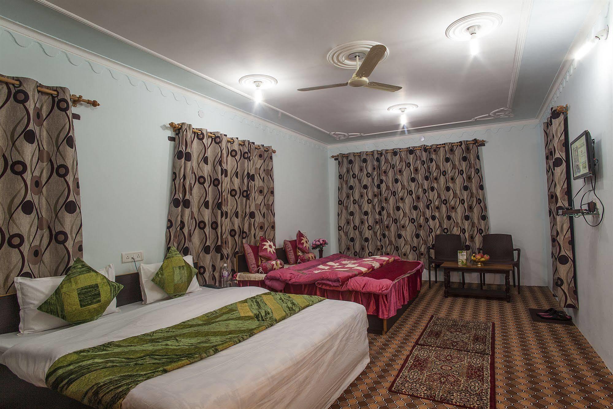 Sheesha Residency Hotel Srīnagar Buitenkant foto